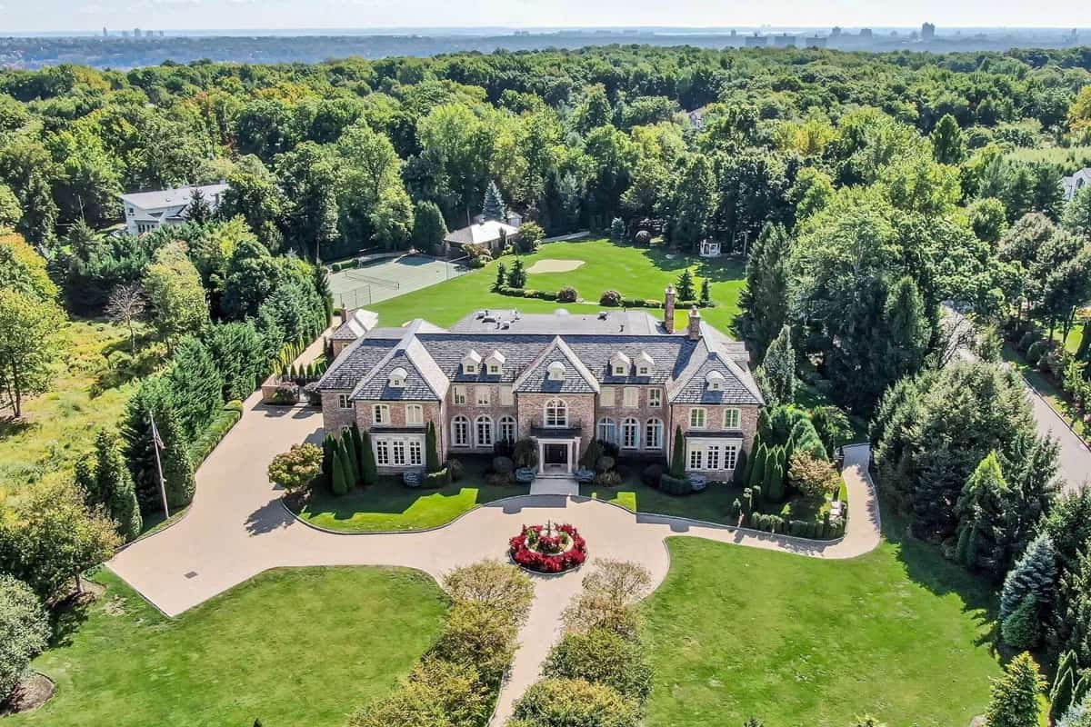 A Complete Resort 6 Miles from NYC (Photos)