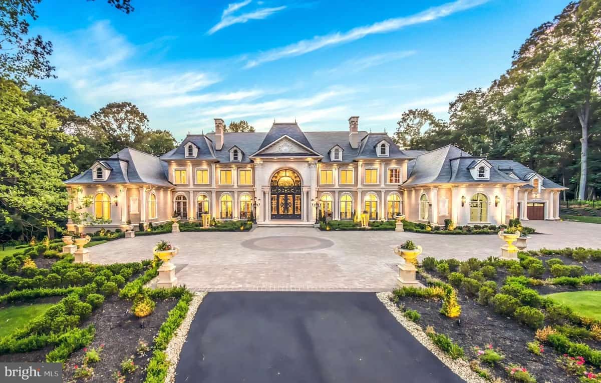The House of Chandeliers in Virginia (Photos)
