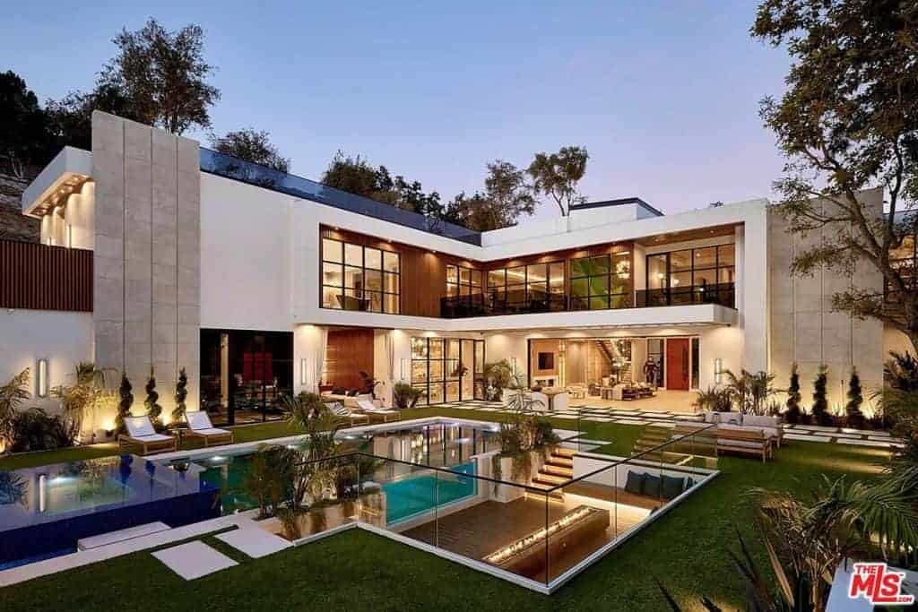 Embrace a Resort-Style Lifestyle in this highly Private Entertainer’s Retreat in Los Angeles (Photos)