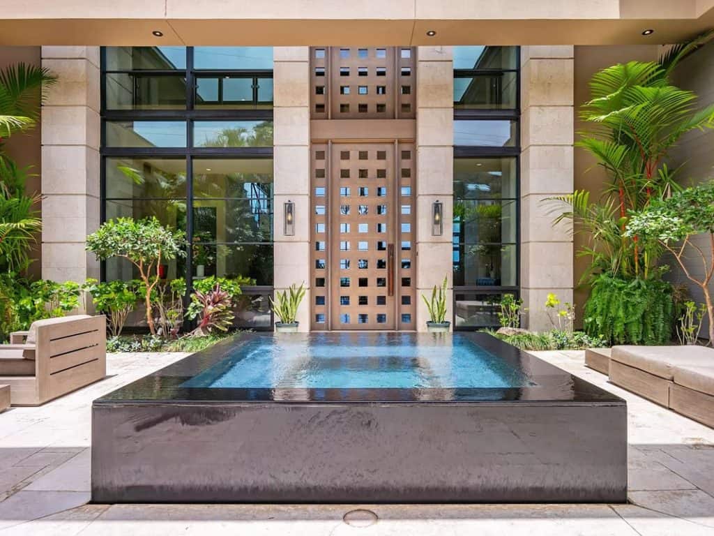 Hawaii Mansion Situated Between Beaches, Kailua and Lanikai