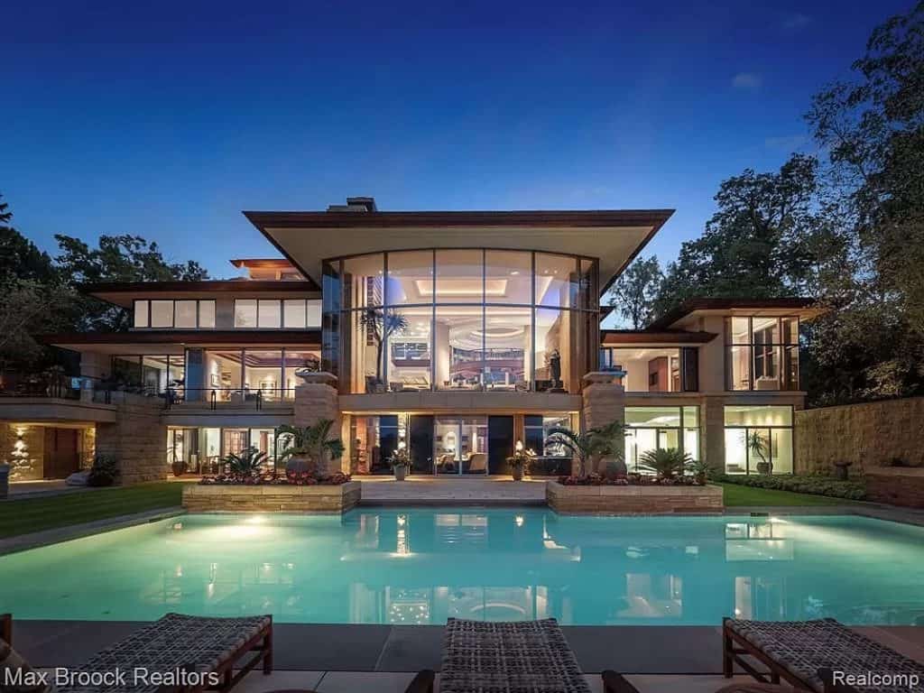 14,500+ Sq Ft Michigan Mansion with 163′ of Lake Frontage