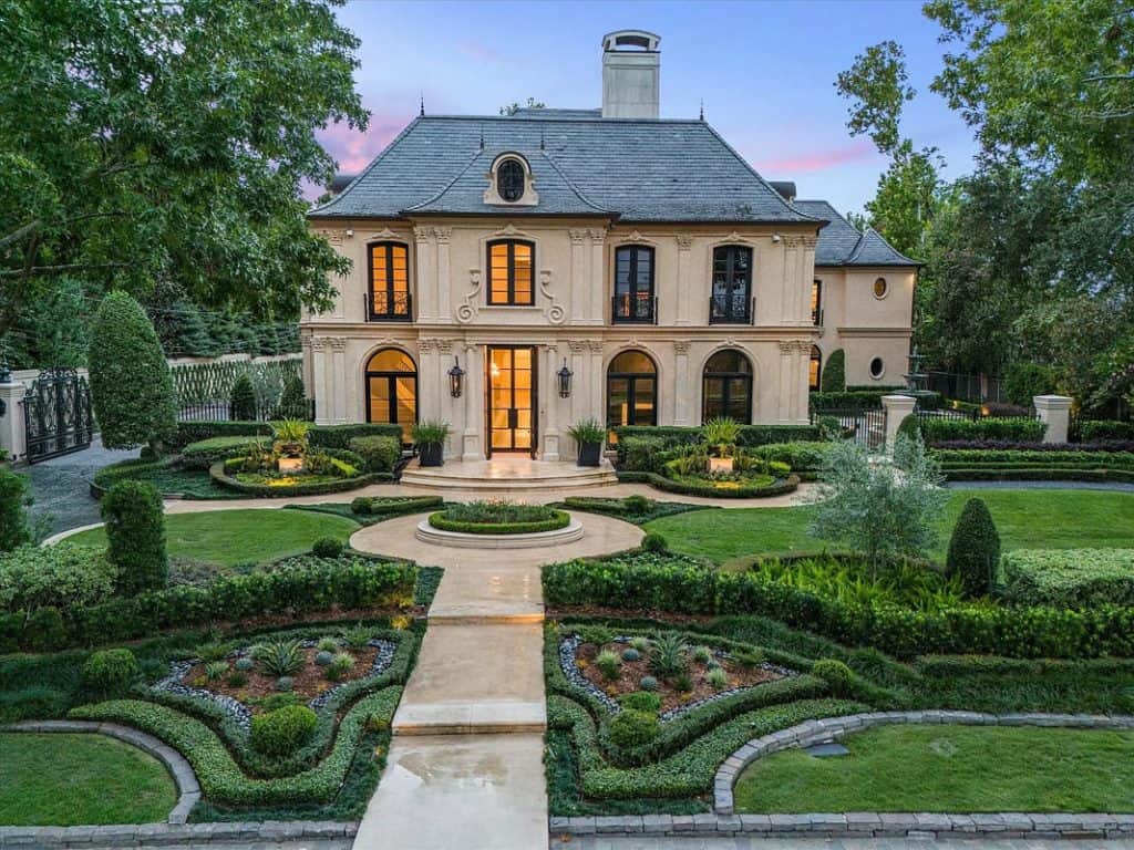 Luxurious Living in One of Houston’s Most Desirable Neighborhoods (Photos)
