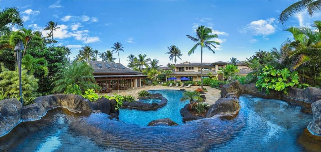 Beachfront Mansion provides Exceptional Coastal Living Experience (Photos)