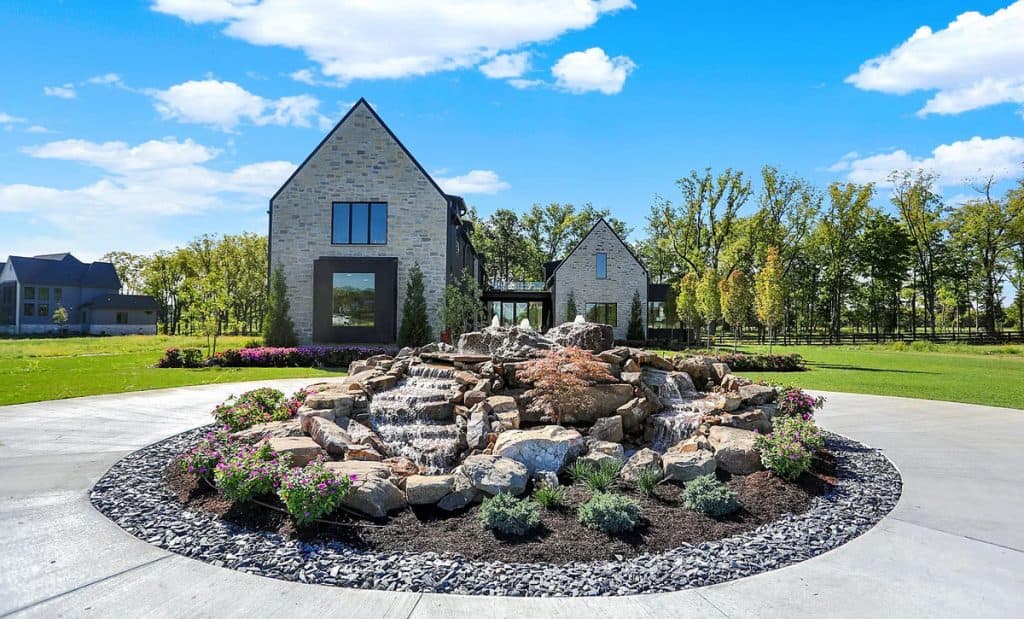 Exquisite Mansion Presents a Unique Combination of Elegance and Nature (Photos)