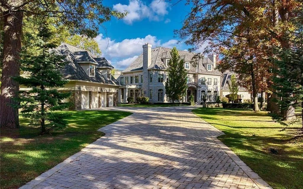 Ontario Mansion with 14,000 Sq Ft on 10 Acres for C$20,000,000 (Photos)