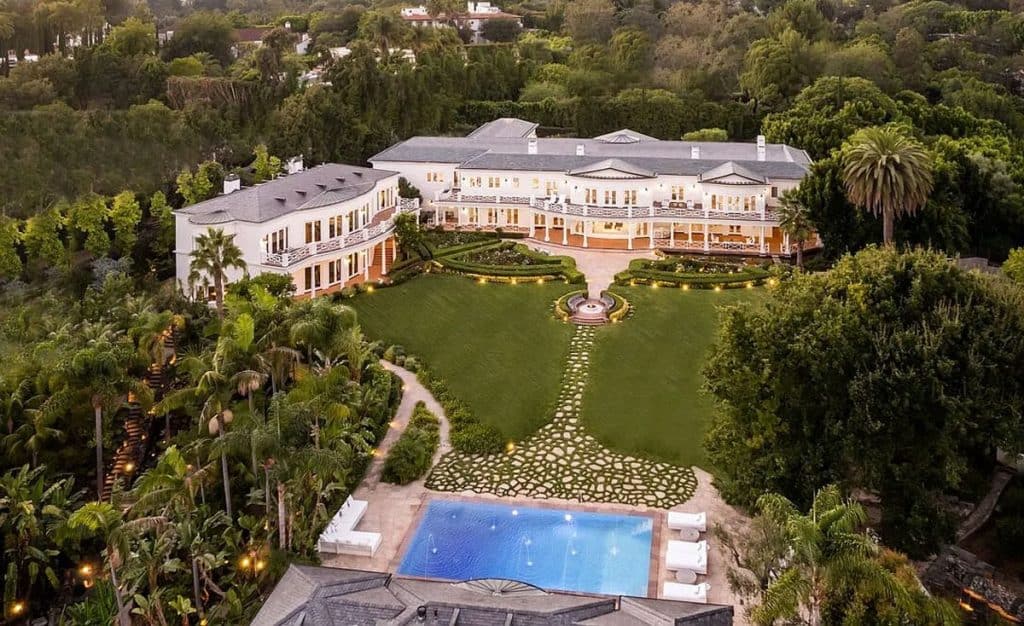 LA Mansion Combines Colonial Design with Contemporary Comforts (Photos)