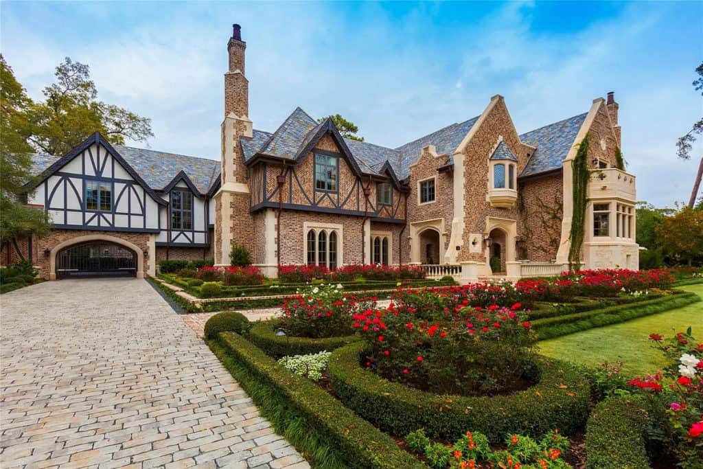 Houston Mansion That Evokes The Charm Of English Countryside Castles (Photos)