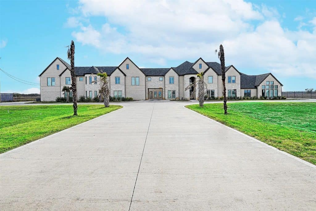 Experience  Luxury Living on Over 10 Acres with this stunning Texas Mansion (Photos)