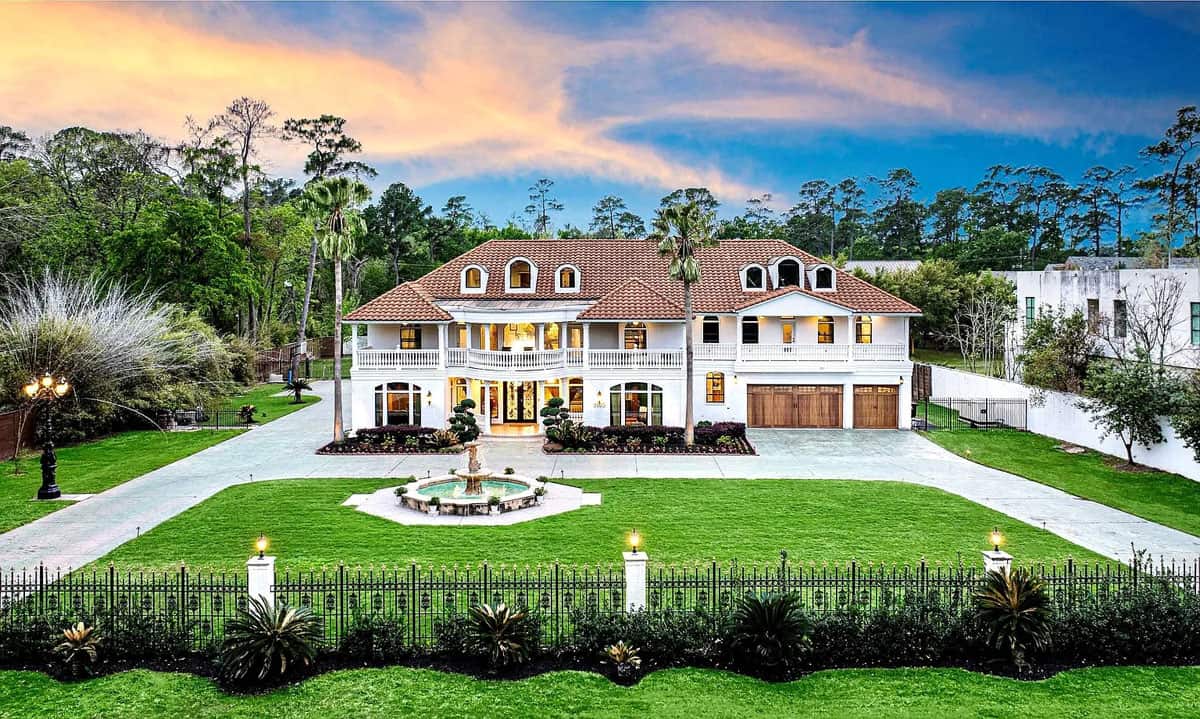 This Houston Mansion Provides Unmatched Comfort, Style, and Practicality (Photos)