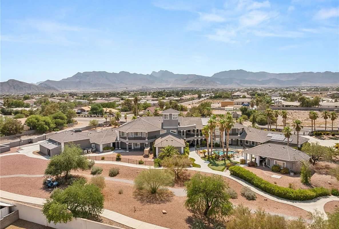 Impressive 20,000+ Sq Ft Las Vegas Mansion with 14 Bedrooms and 17 Bathrooms (Photos)