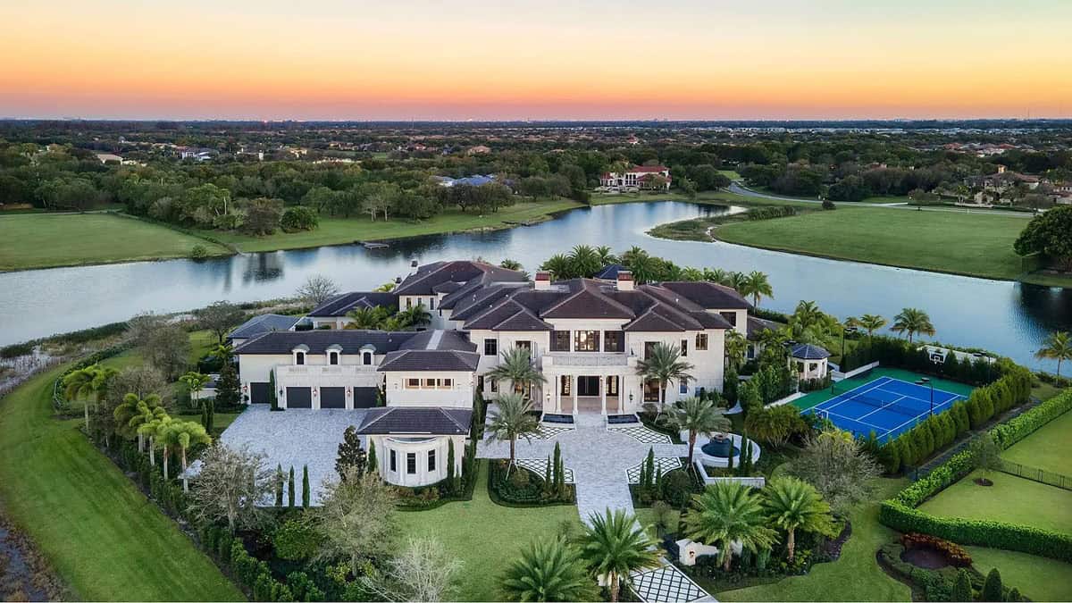 Florida Mansion with Resort-Like Atmosphere, Turns Everyday Life into a Mini-Vacation (Photos)