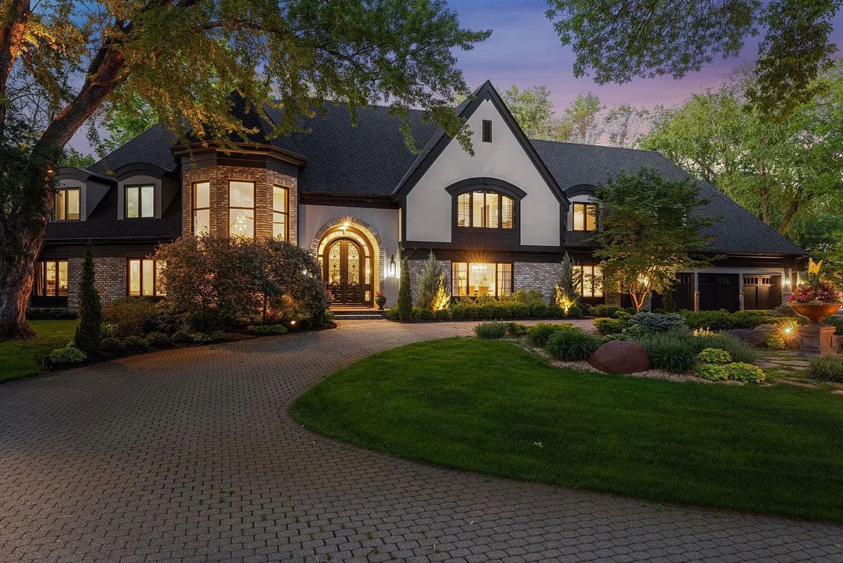 Minnesota Mansion is the Perfect Combination of Contemporary Luxury and Classic Charm (Photos)