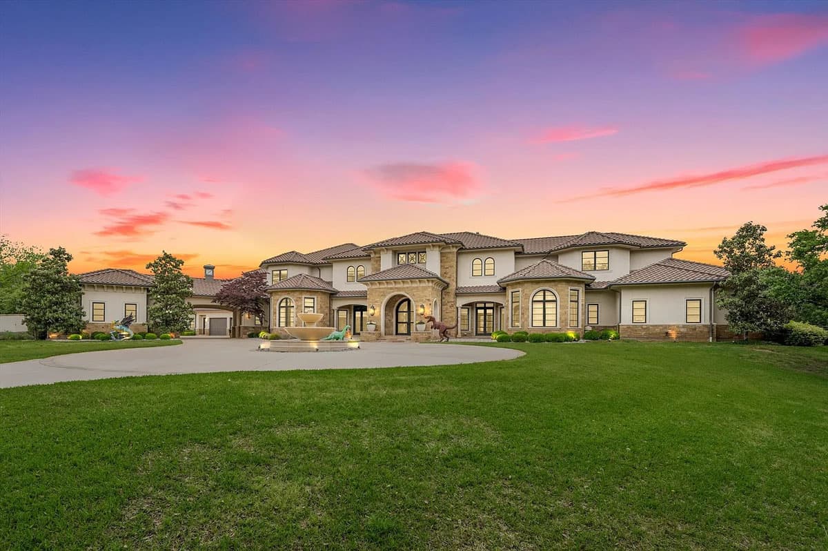 Experience Luxury and Exclusivity with this Texas  Mansion (Photos)