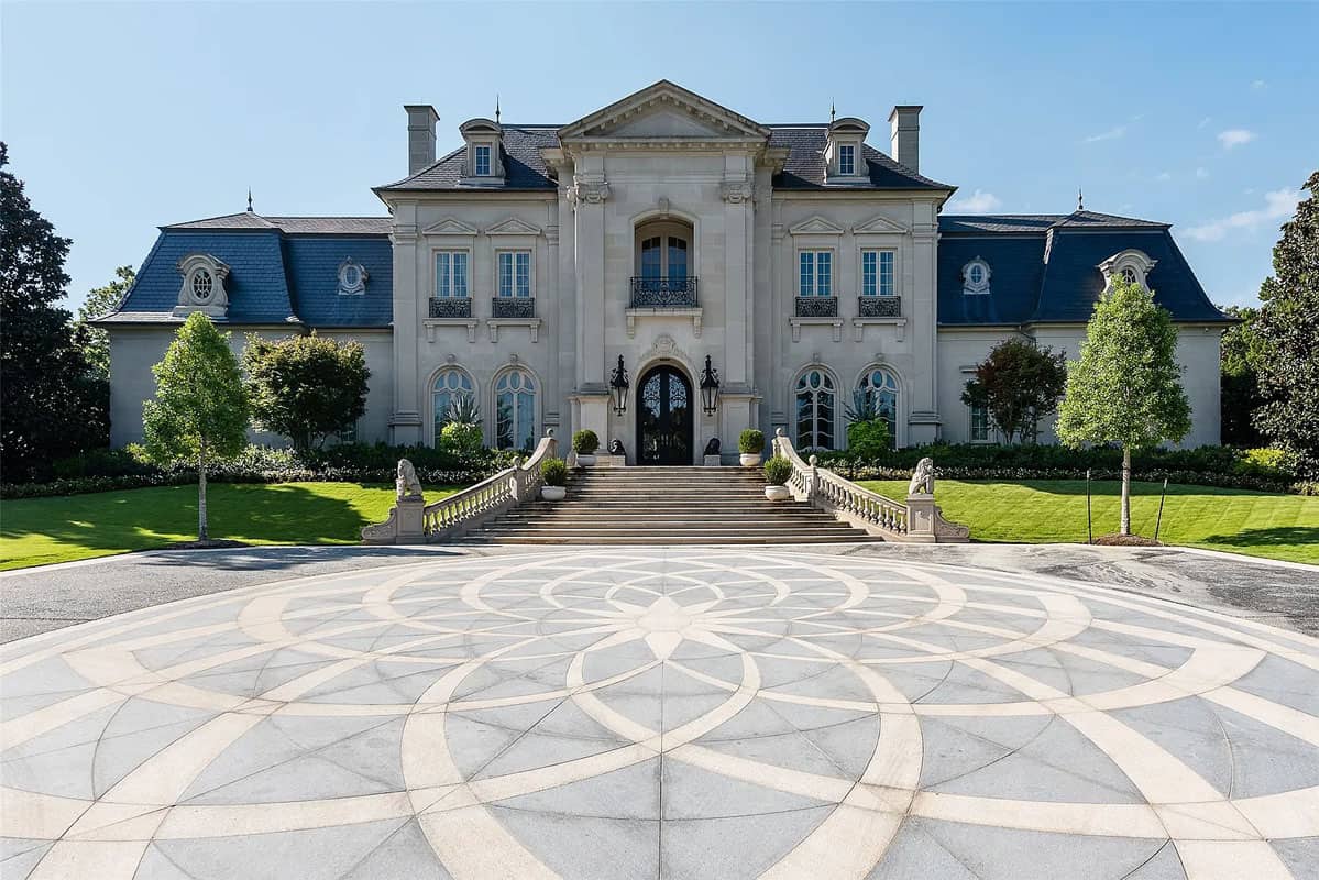 French Renaissance-Inspired Mansion Ensures Total Privacy and Serenity (Photos)