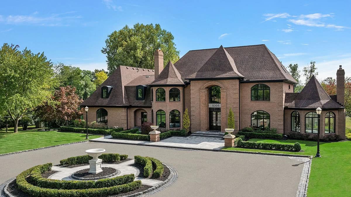 This Michigan Mansion is Designed for both Entertaining and Relaxation (Photos)