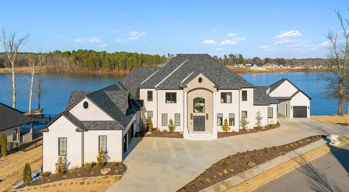 Experience Luxury with this Arkansas Lakefront Mansion, with over 11,000 Sq Ft (Photos)