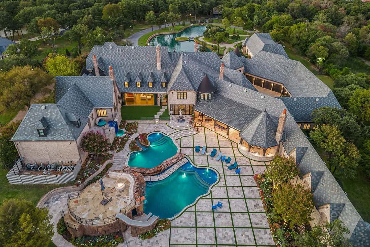 Texas Mansion on Over 7 Acres, with its own Private Pond with Beautiful Fountains (Photos)