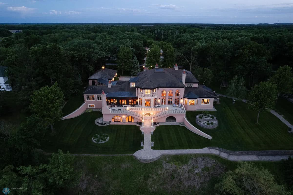 Tuscan-Inspired Design Mansion is Situated Along Tranquil Lakeshore in Minnesota (Photos)