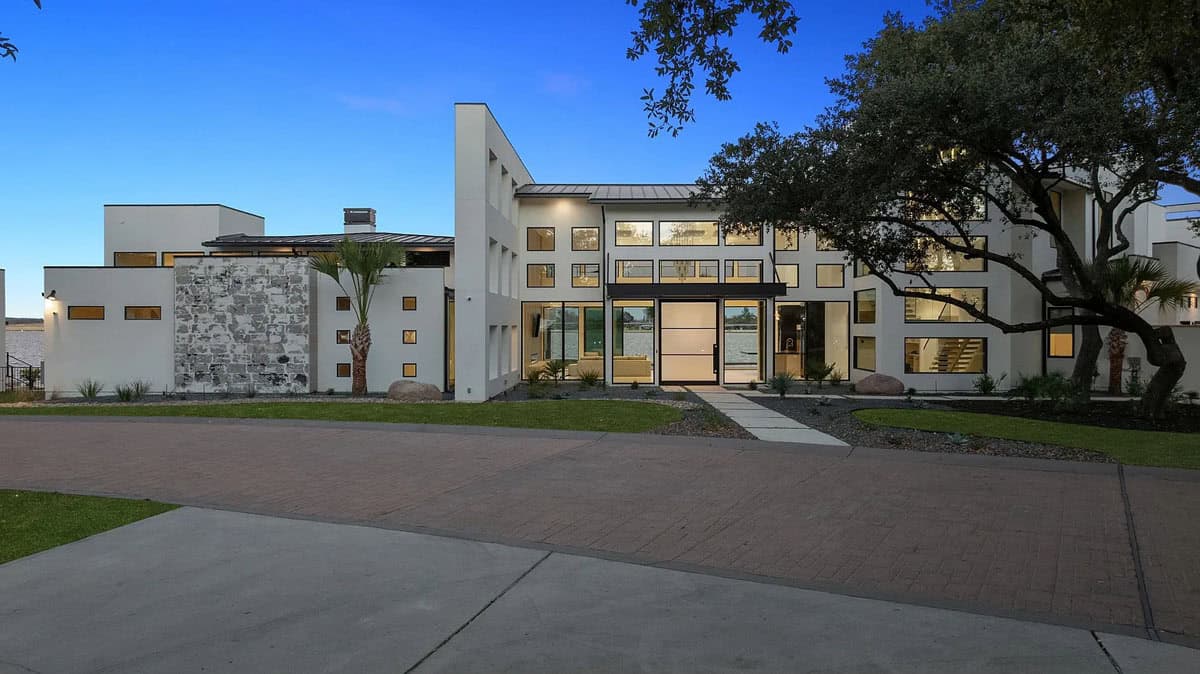 Stunning Modern Texas Mansion Situated Along the Shores of Lake LBJ (Photos)