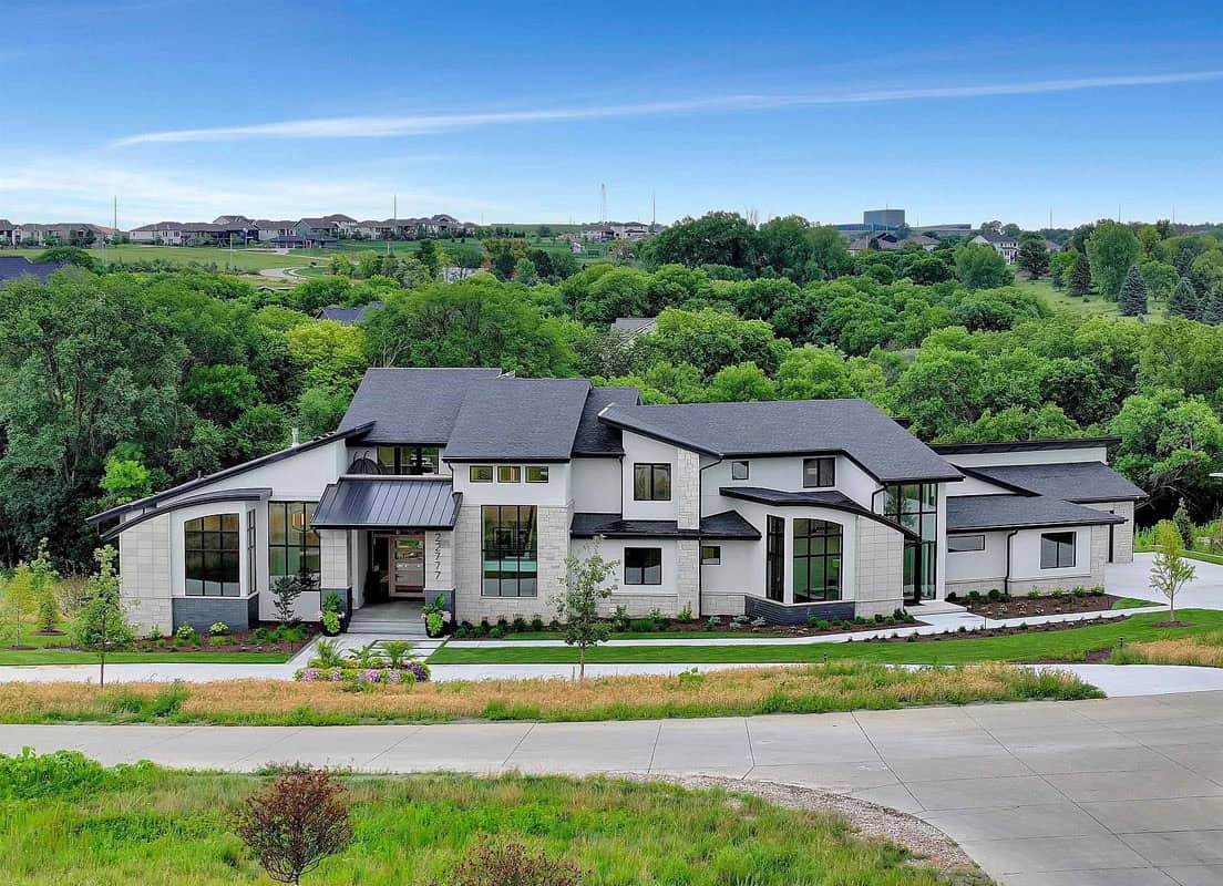 Nebraska Mansion Offers a Luxurious Lifestyle in a Tranquil Setting (Photos)