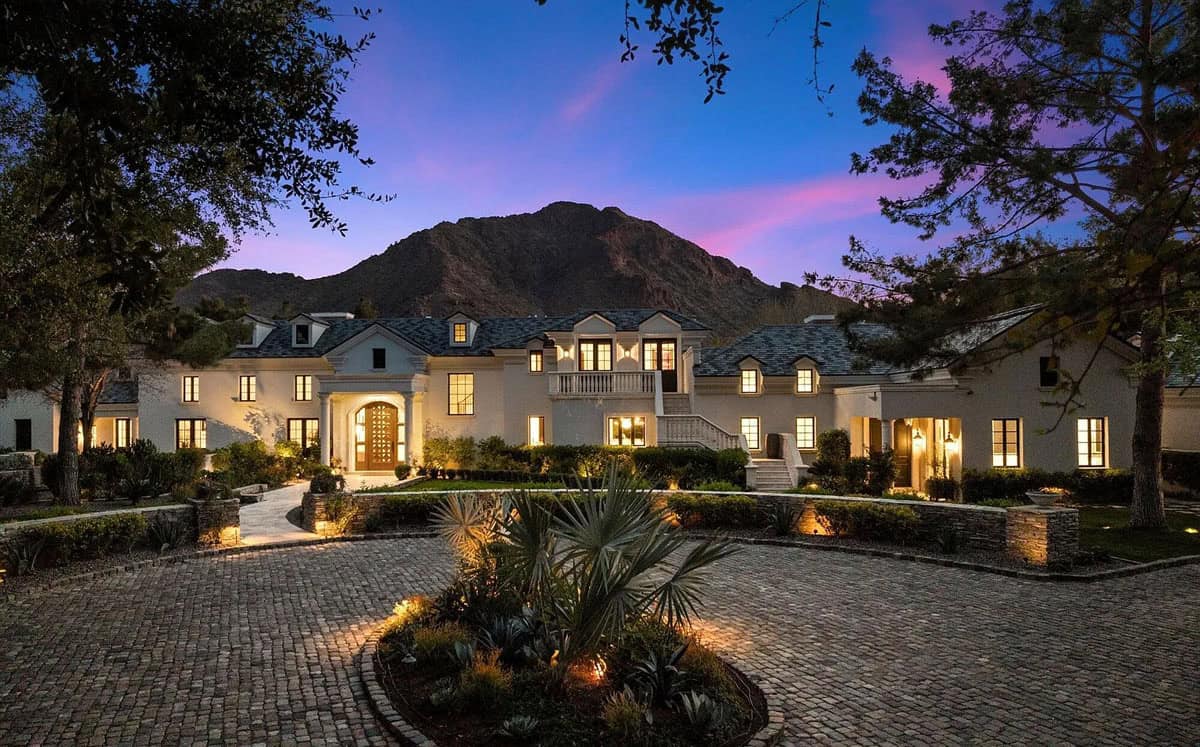 This 2.5-Acre Custom-Built Mansion in Arizona Offers Stunning Mountain Views (Photos)