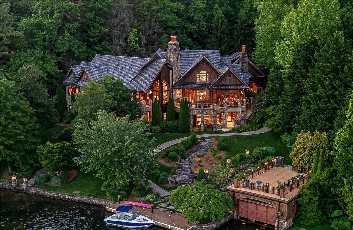 Lakefront Mansion in North Carolina Showcases Exclusivity while Providing Privacy (Photos)