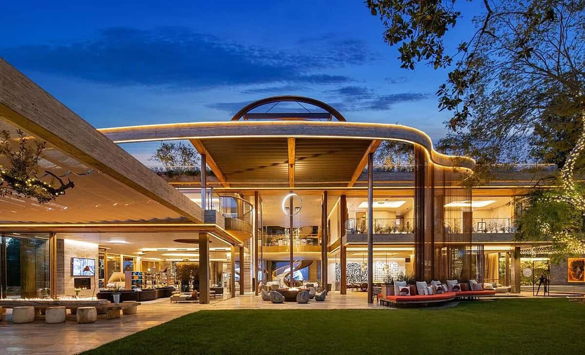 This Los Angeles Mansion’s Design Integrates Elements of Fire and Water (Photos)