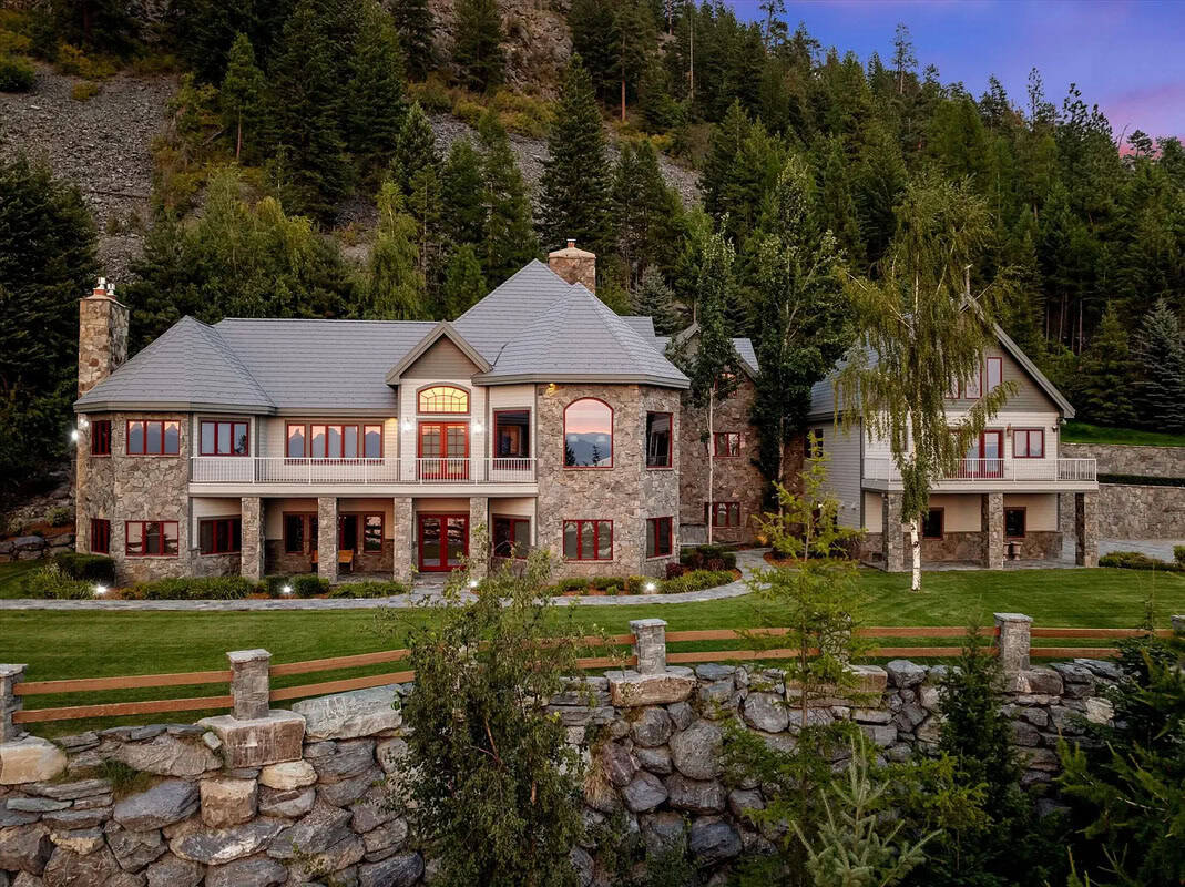 This Montana Mansion Provides Breathtaking 180-Degree Mountain Views (Photos)