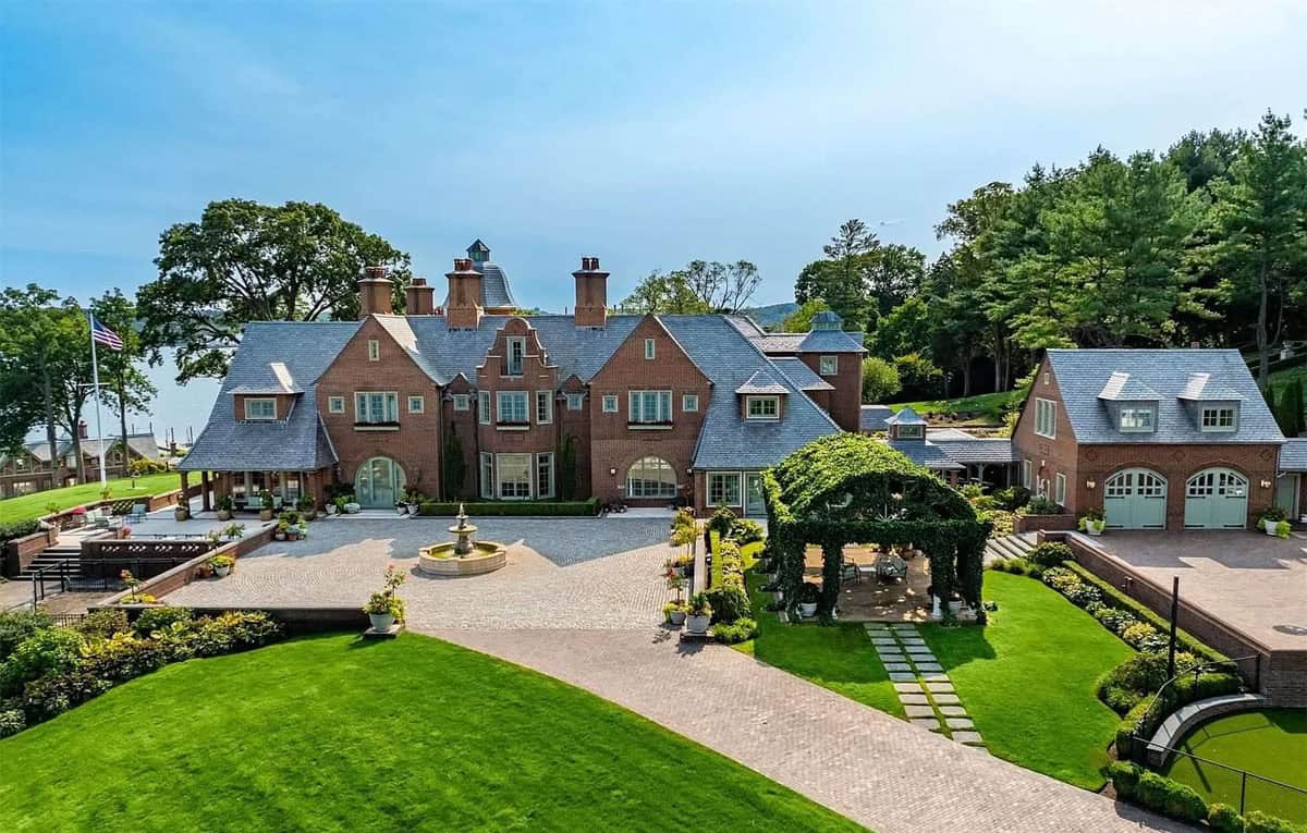 An Extraordinary New York Mansion on 14+ Acres, with around 2,000 Ft of Sandy Beach (Photos)