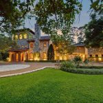 Texas Mansion Combines Traditional Architecture with Contemporary Luxury (Photos)