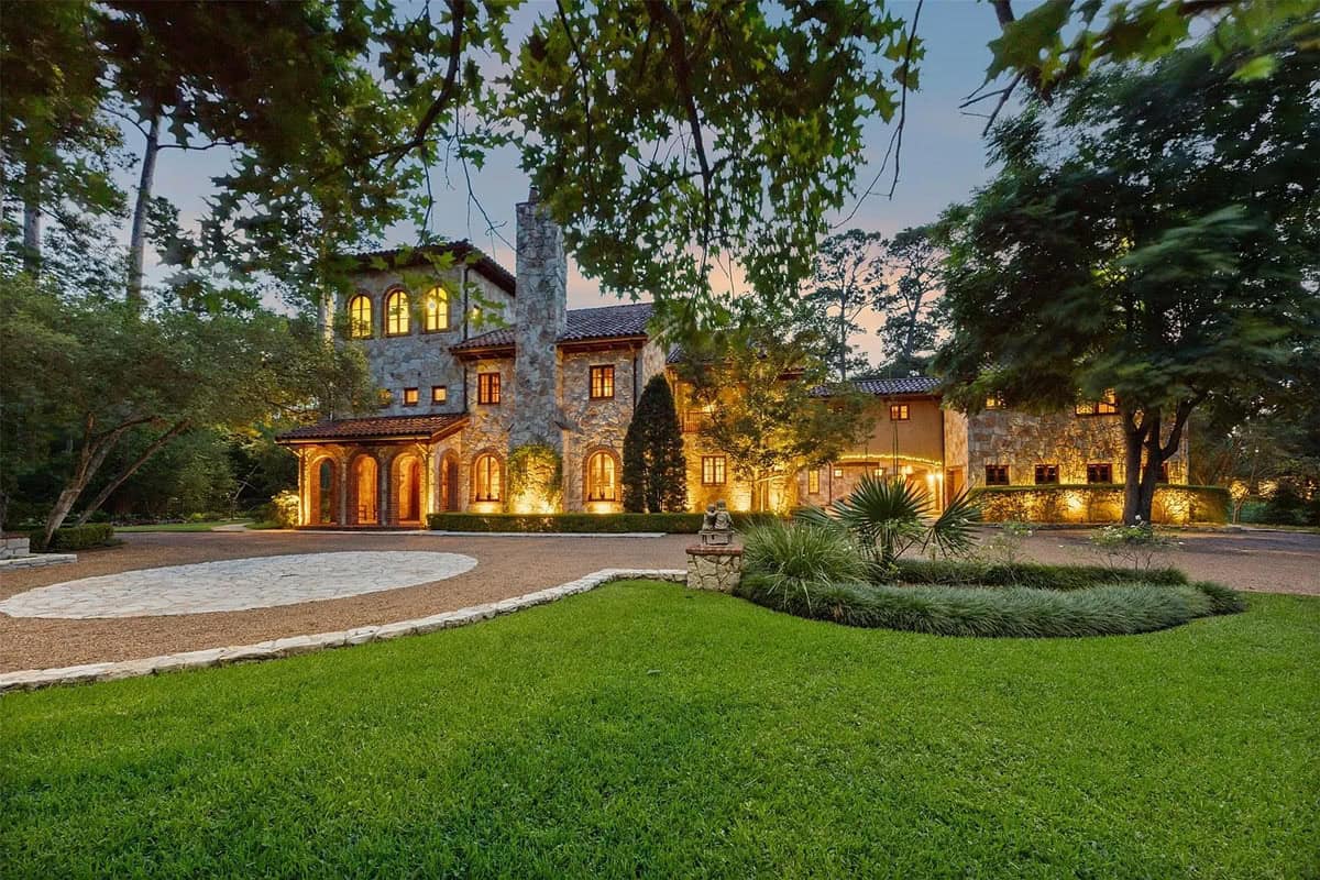 Texas Mansion Combines Traditional Architecture with Contemporary Luxury (Photos)