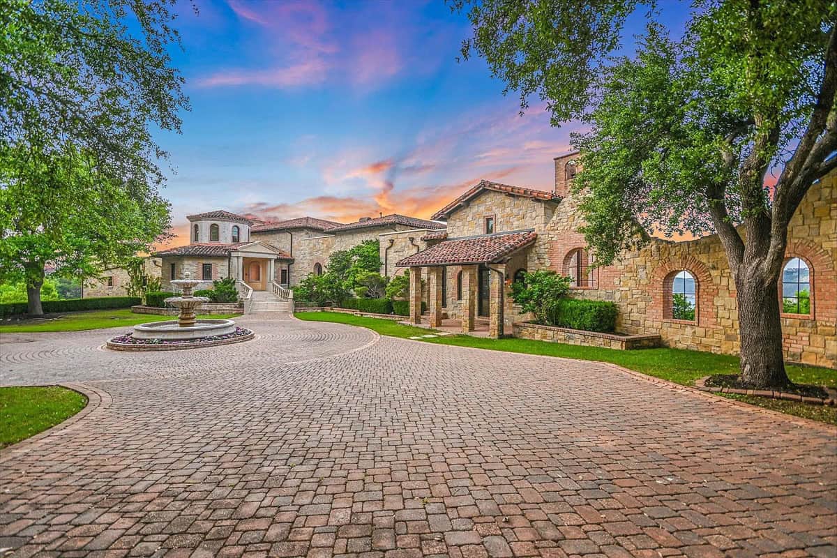 Texas Mansion with 180-Degree Views of Lake Travis (Photos)