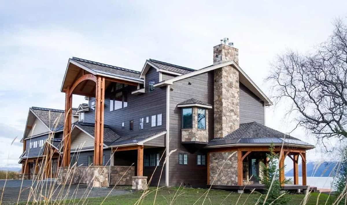 Nestled in the Wilderness of Alaska, this Mansion has around 2.5 Acres of Waterfront (Photos)