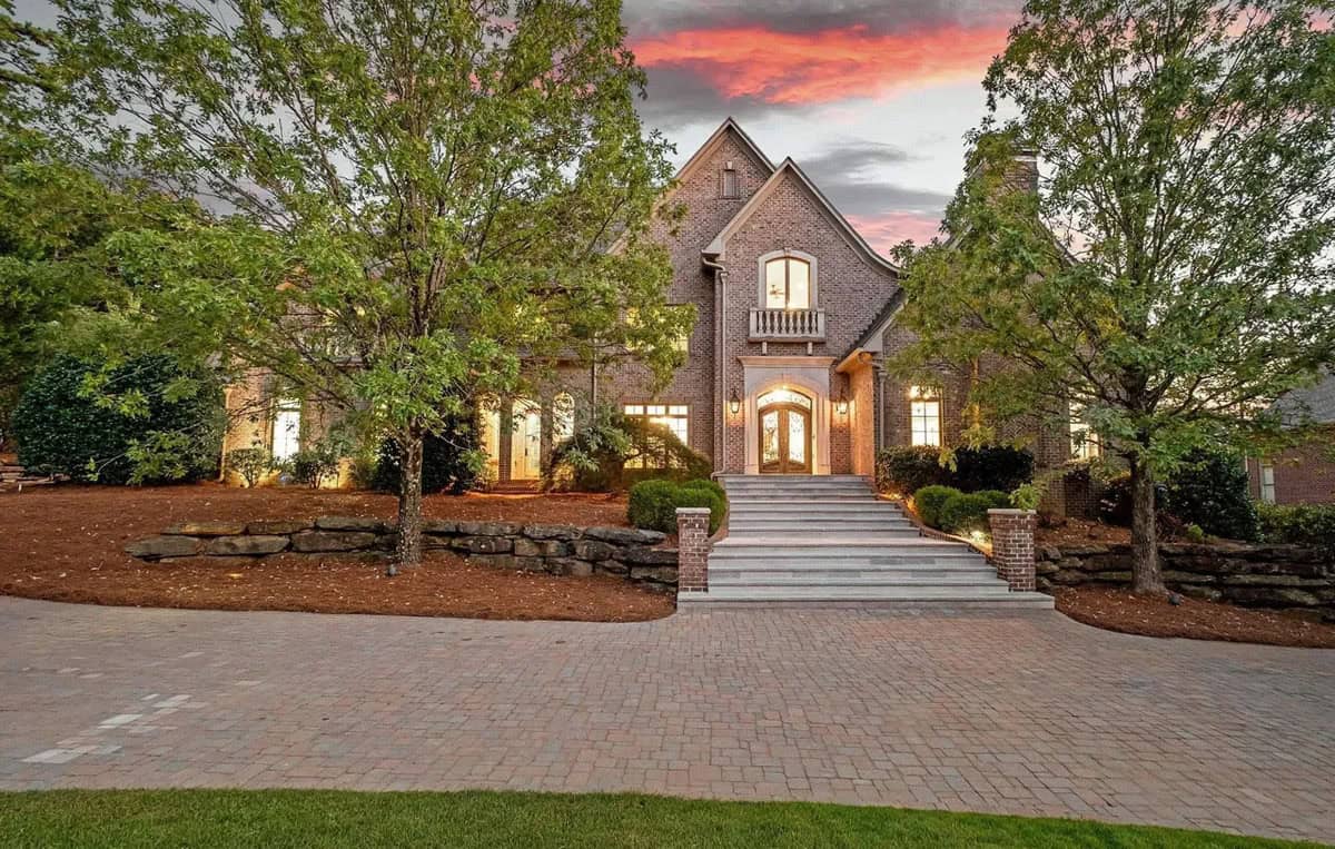 Alabama Mansion with 14,000+ Sq Ft, Situated on the 17th Hole of a Golf Course (Photos)