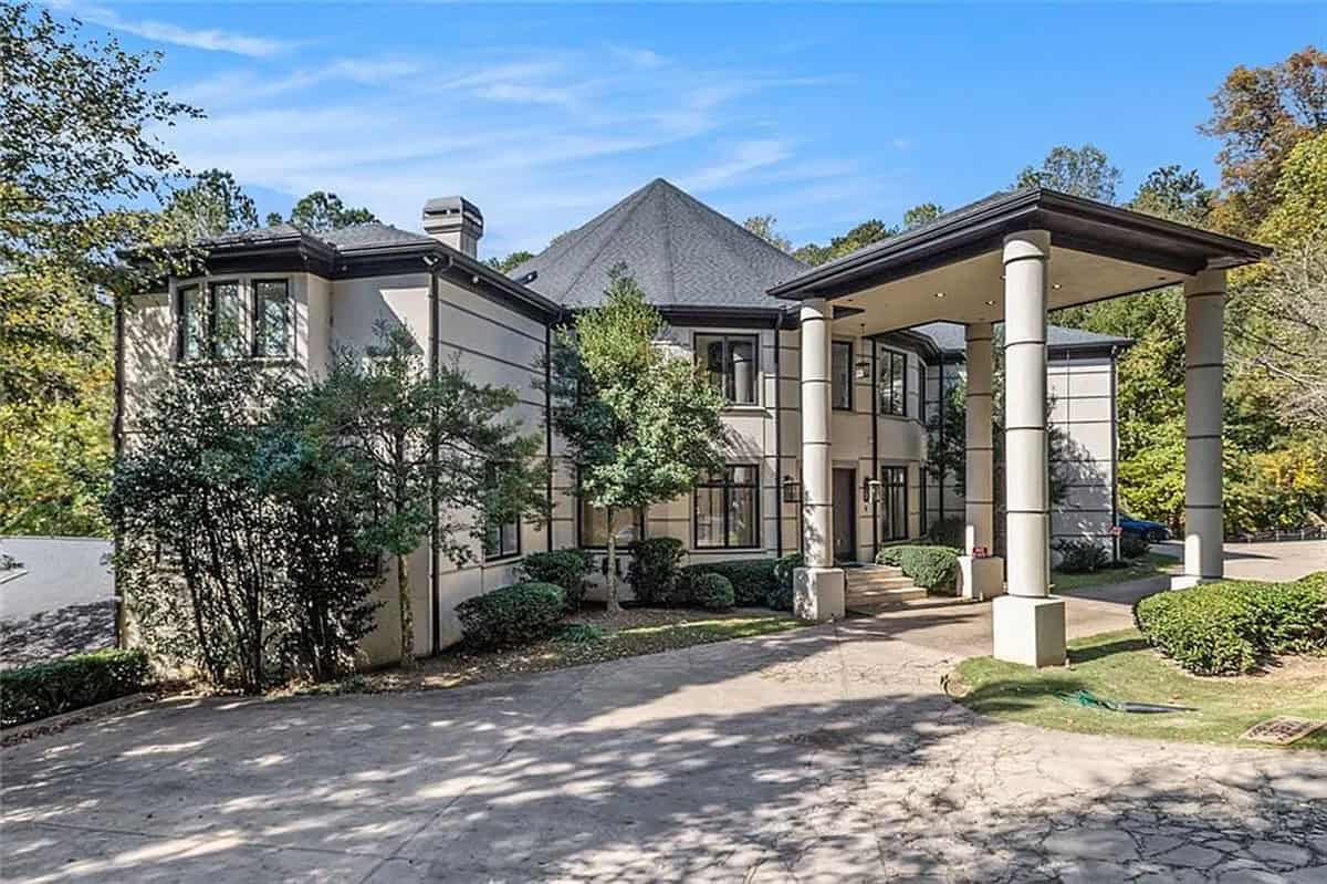 Explore this Exceptional Treasure, this Georgia Mansion has Everything you need (Photos)