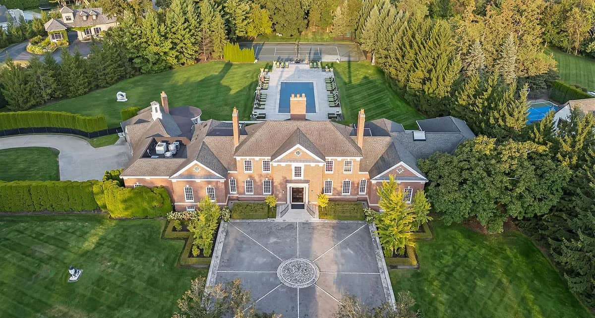 This Mansion Provides Seclusion, Grandeur, and World-Class Amenities in Michigan (Photos)