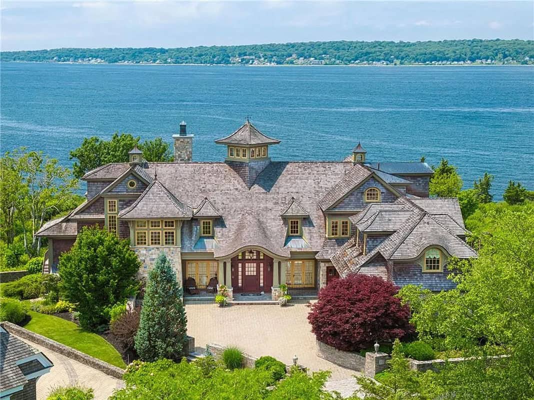 Waterfront Mansion in Rhode Island Presents a Lifestyle of Seclusion and Sophistication (Photos)