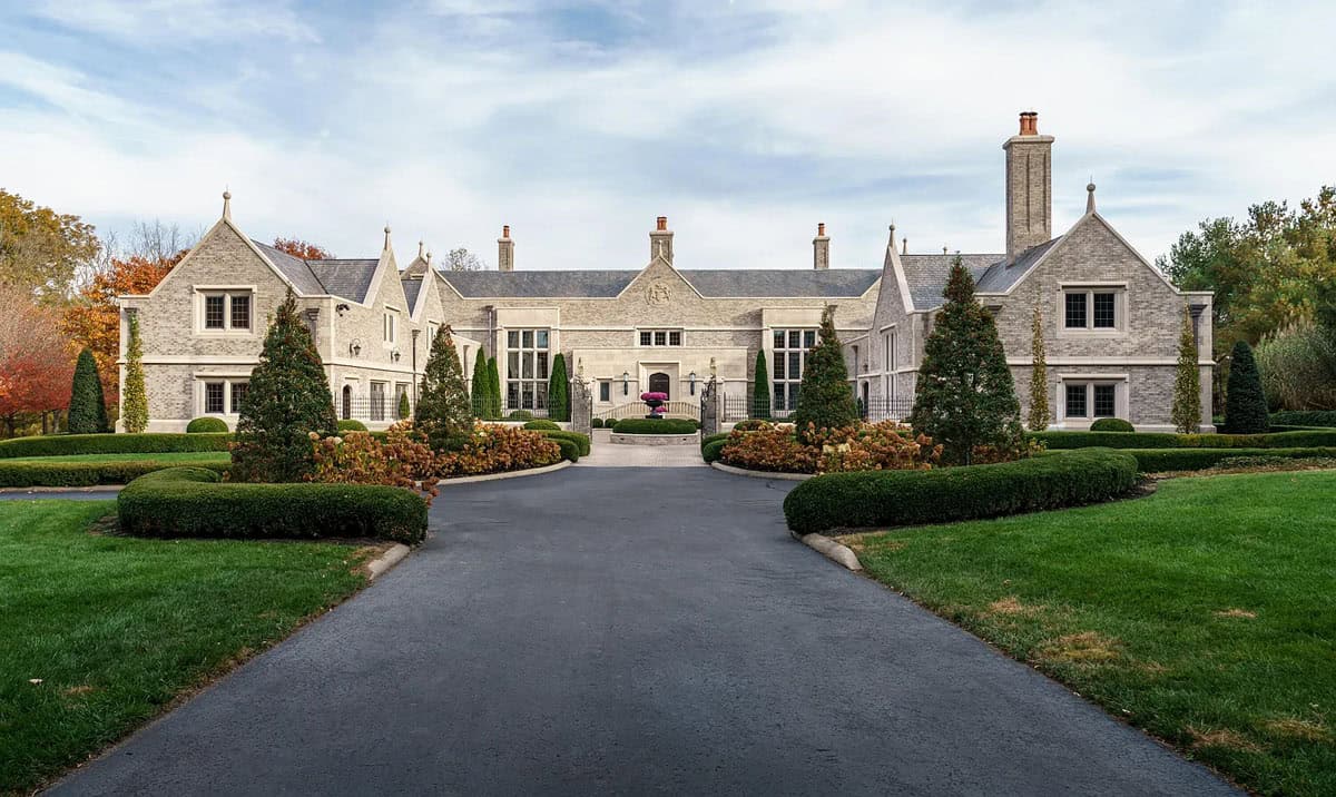 Grand 3-Story Mansion, in one of Kentucky’s most Esteemed Neighborhoods (Photos)