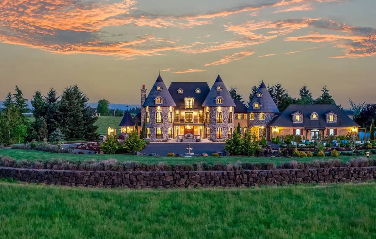 Contemporary Mansion Nestled on 68 Acres Amidst the Picturesque Hills of Oregon (Photos)