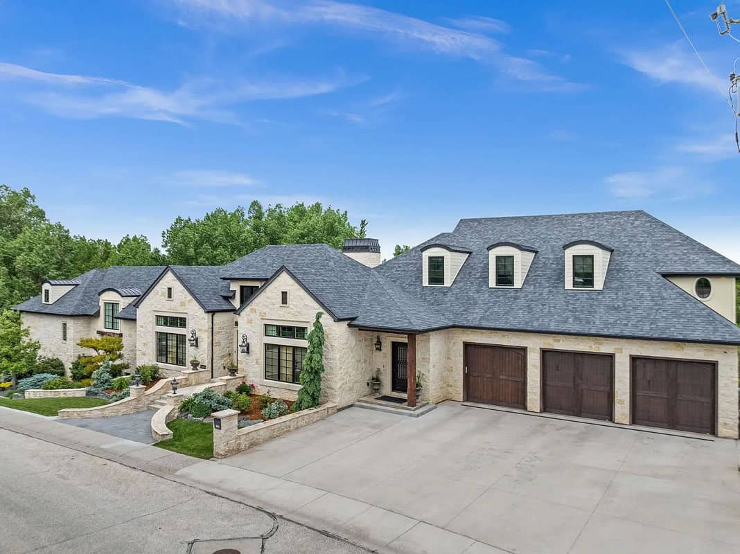 Stunning Mansion Perfectly Combines Comfort of a Residence with Relaxation of a Resort (Photos)