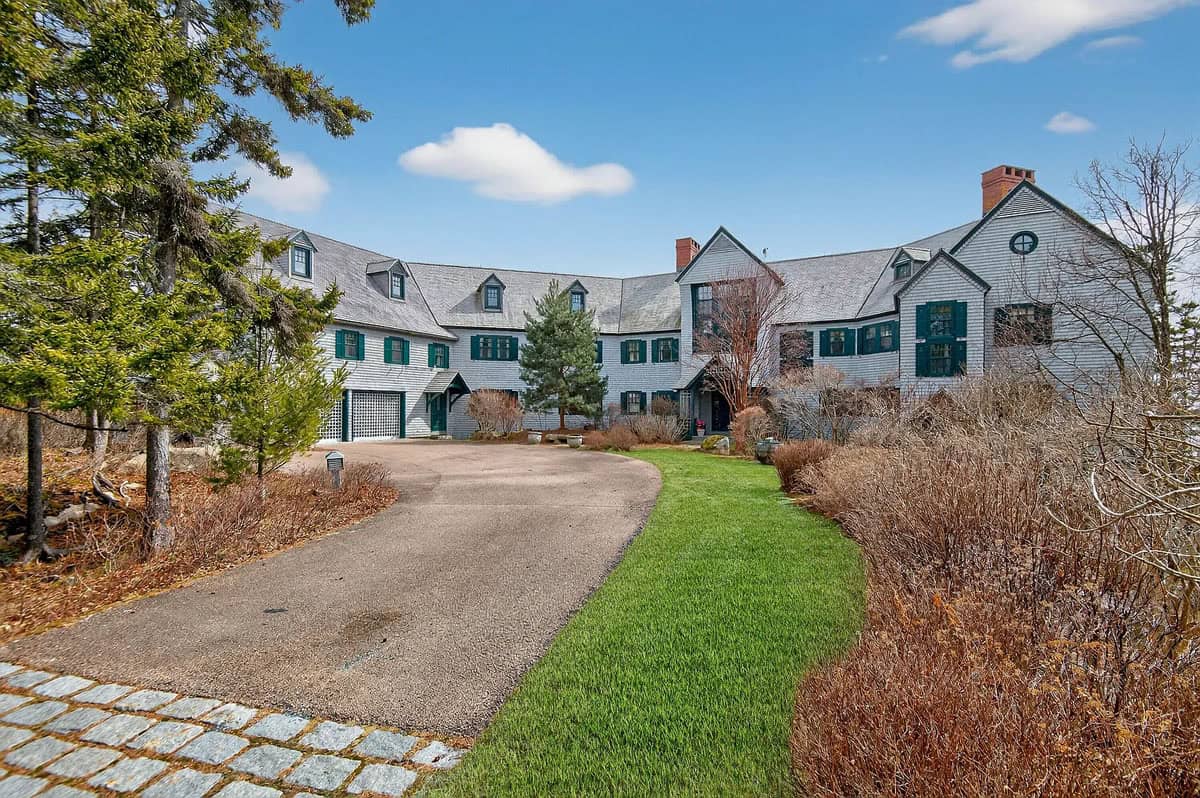 This Mansion is set on What May be the Most Breathtaking Spot Along the Maine Coastline (Photos)