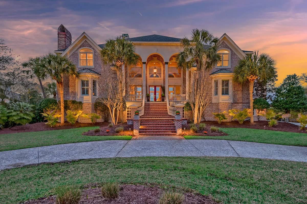 This Impressive Mansion Harmonizes Grand Architectural Design with Exceptional Craftsmanship (Photos)