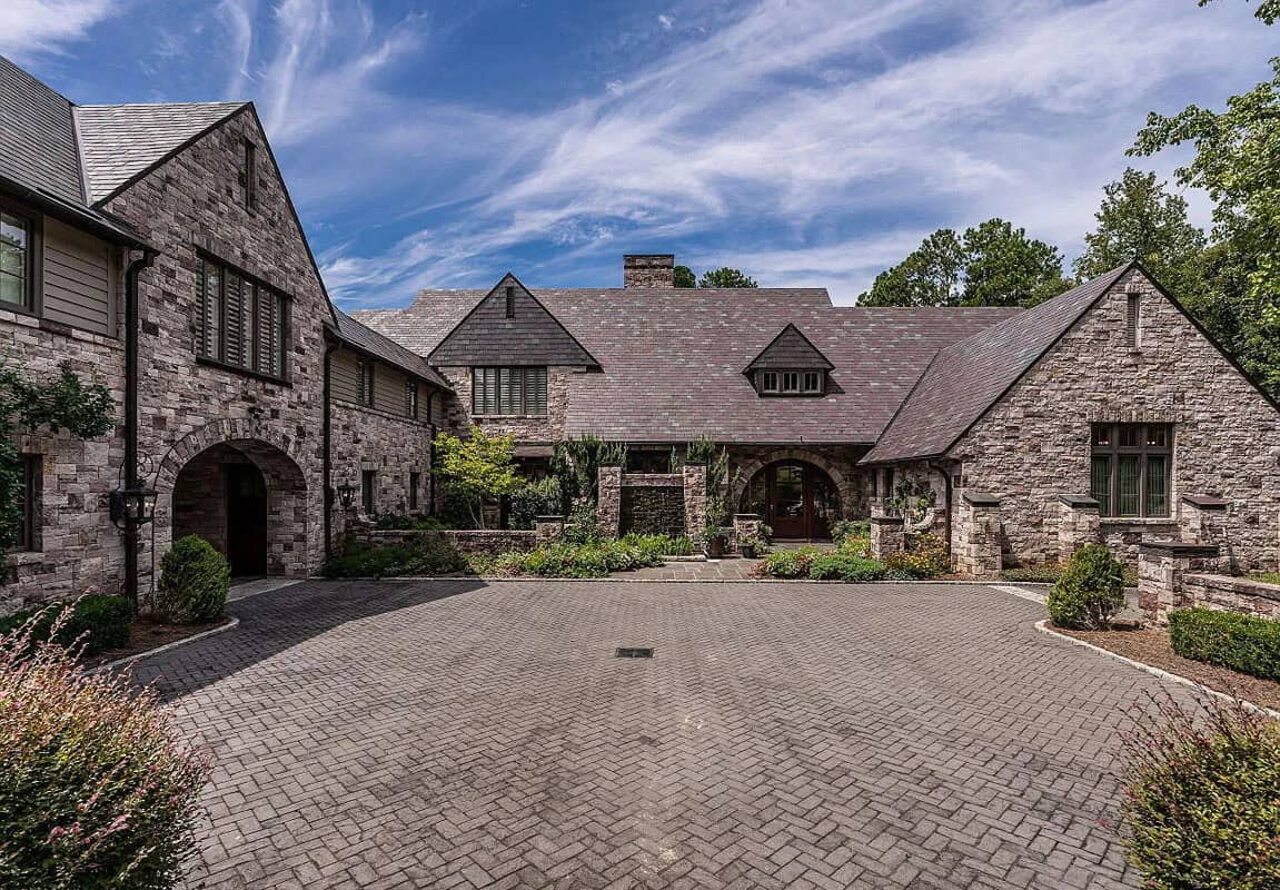 This Mansion Blends Timeless Craftsmanship with Contemporary Ease, Making it a True Retreat (Photos)