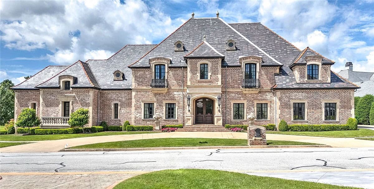 An Extraordinary Manor Influenced by French and Swiss Architecture (Photos)